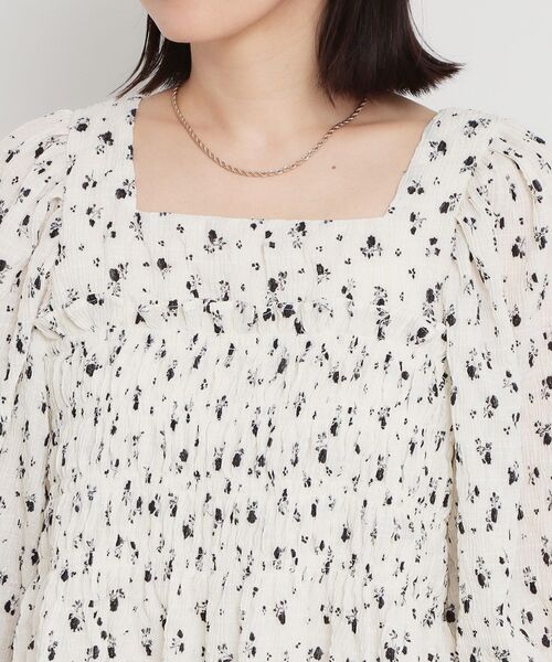 THE SHOP TK (ザ ショップ ティーケー )の「大人のフェミニンスタイルに 花柄楊柳シャーリングブラウス(シャツ/ブラウス・レディース・アイボリー系/ブラック系・12/13)」の14枚目の写真