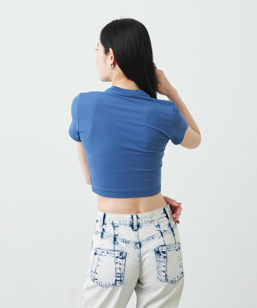 NIKE(ナイキ)の「ナイキ スポーツウェア チル ニット ウィメンズ スリム クロップド Tシャツ / Nike Sportswear Chill Knit Women's Slim Cropped T-Shirt IR7841-461 Mystic Navy(Tシャツ/カットソー・レディース・ブルー系その他・M/XS/XL/S/L)」の3枚目の写真