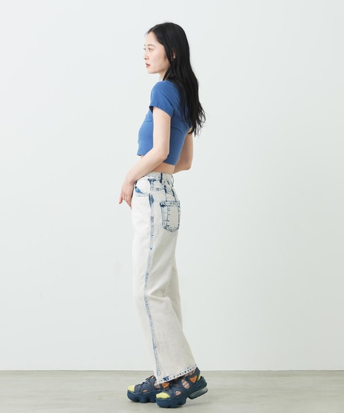 NIKE(ナイキ)の「ナイキ スポーツウェア チル ニット ウィメンズ スリム クロップド Tシャツ / Nike Sportswear Chill Knit Women's Slim Cropped T-Shirt IR7841-461 Mystic Navy(Tシャツ/カットソー・レディース・ブルー系その他・M/XS/XL/S/L)」の5枚目の写真