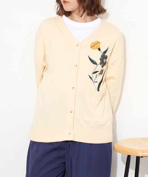 Emago(イマゴ)の「EMAGO 植木鉢花刺繍カーデ 長袖(カーディガン/ボレロ・レディース・アイボリー/オリーブ・FREE)」の4枚目の写真