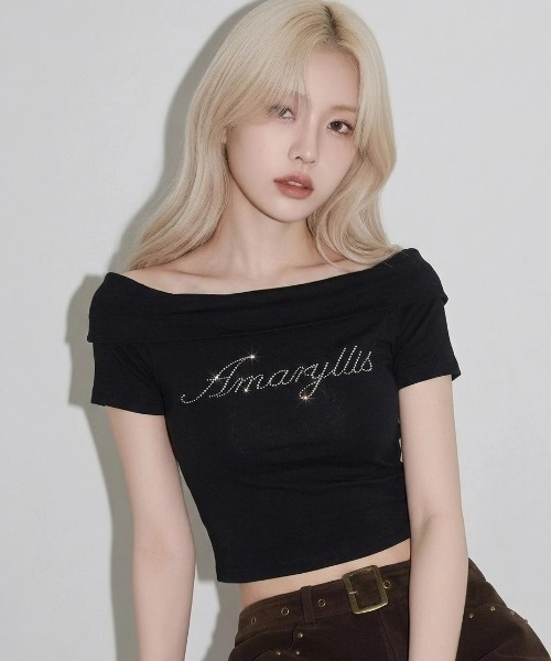 .KOM(ドットコム)の「A'GEM/9 × .kom 『.KOM/ドットケーオーエム』ラインストーンロゴオフショルダートップス(Tシャツ/カットソー・レディース・ホワイト/ブラック・S)」の2枚目の写真