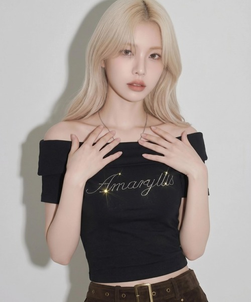 .KOM(ドットコム)の「A'GEM/9 × .kom 『.KOM/ドットケーオーエム』ラインストーンロゴオフショルダートップス(Tシャツ/カットソー・レディース・ホワイト/ブラック・S)」の8枚目の写真