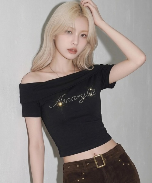 .KOM(ドットコム)の「A'GEM/9 × .kom 『.KOM/ドットケーオーエム』ラインストーンロゴオフショルダートップス(Tシャツ/カットソー・レディース・ホワイト/ブラック・S)」の7枚目の写真
