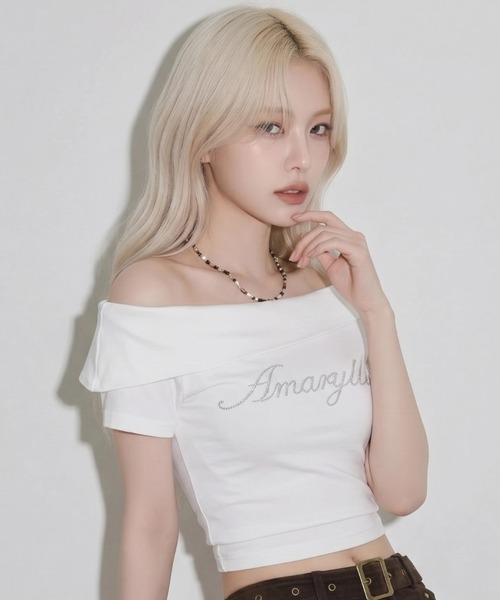.KOM(ドットコム)の「A'GEM/9 × .kom 『.KOM/ドットケーオーエム』ラインストーンロゴオフショルダートップス(Tシャツ/カットソー・レディース・ホワイト/ブラック・S)」の6枚目の写真