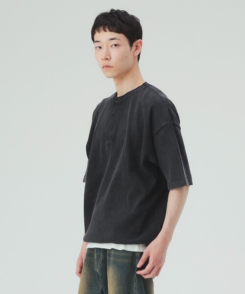 BEAMS HEART(ビームスハート)の「【7/9値下げ】加工 ヘンリーネック ワッフル Tシャツ(ユニセックス)(Tシャツ/カットソー・メンズ・ブラック/ブラウン・SMALL/MEDIUM/LARGE)」の3枚目の写真