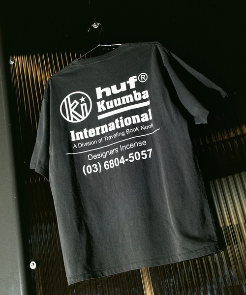 HUF(ハフ)の「HUF X KUUMBA INTERNATIONAL KUUMBA TEE(Tシャツ/カットソー・メンズ・ブラック系その他・L/M/XXL/XL/S)」の1枚目の写真
