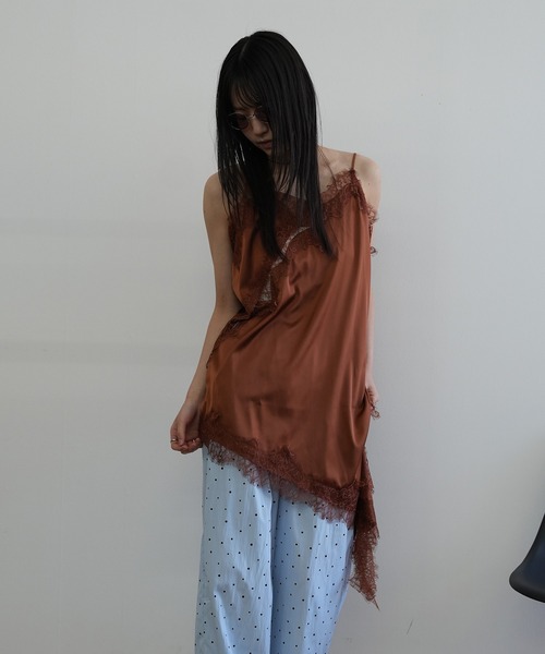 Kotoe(コトエ)の「アシンメトリー サテンレースキャミソール ワンピース(ワンピース・レディース・ブラウン/ブラック/オフホワイト・FREE)」の2枚目の写真