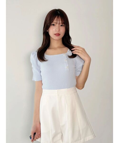 MERCURYDUO(マーキュリーデュオ)の「サイドビジューボタンショートパフスリーブニット(ニット/セーター・レディース・ライトブルー/オフホワイト/フレッシュイエロー/ネイビー・FREE)」の6枚目の写真