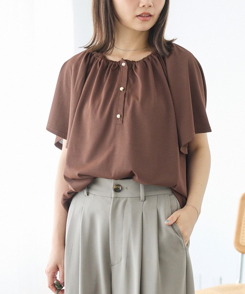 LAVEANGE(ラビアンジェ)の「【好機能シリーズ】汗シミ防止・接触冷感・吸水速乾・UVカット・遮熱・透け防止|エアリードライギャザーフレアプルオーバー|ひんやり/体型カバー(Tシャツ/カットソー・レディース・ブラック/ブラウン/ライトベージュ・M/5L/4L/3L/LL)」の2枚目の写真