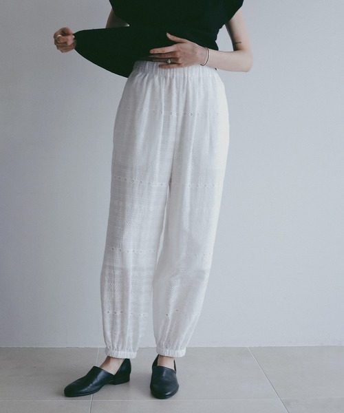 MANOF(マノフ)の「EMBROIDERY LACE JOGGER PANTS(その他パンツ・レディース・ホワイト/ブラック・S/M)」の1枚目の写真