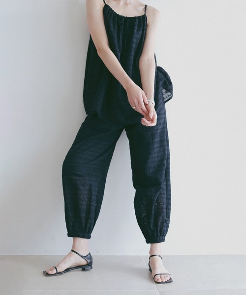 MANOF(マノフ)の「EMBROIDERY LACE JOGGER PANTS(その他パンツ・レディース・ホワイト/ブラック・S/M)」の2枚目の写真