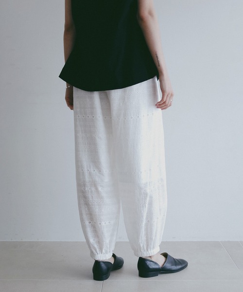 MANOF(マノフ)の「EMBROIDERY LACE JOGGER PANTS(その他パンツ・レディース・ホワイト/ブラック・S/M)」の7枚目の写真