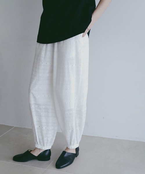 MANOF(マノフ)の「EMBROIDERY LACE JOGGER PANTS(その他パンツ・レディース・ホワイト/ブラック・S/M)」の6枚目の写真