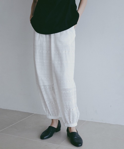 MANOF(マノフ)の「EMBROIDERY LACE JOGGER PANTS(その他パンツ・レディース・ホワイト/ブラック・S/M)」の4枚目の写真