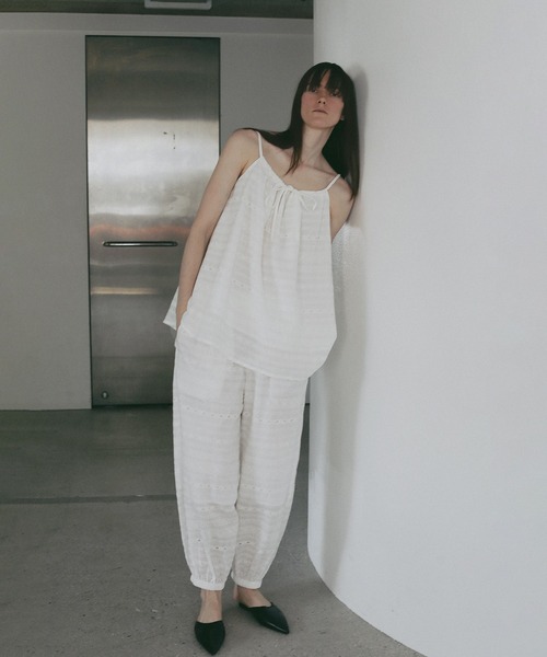 MANOF(マノフ)の「EMBROIDERY LACE JOGGER PANTS(その他パンツ・レディース・ホワイト/ブラック・S/M)」の3枚目の写真