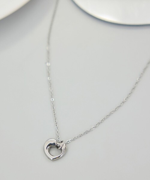 ROPE' PICNIC(ロペピクニック)の「ステンレスハートモチーフトップショートネックレス(ネックレス・レディース・ゴールド/シルバー・FREE)」の2枚目の写真