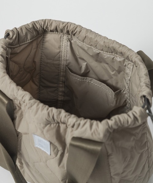 MIS（エムアイエス）の「MILITARY QUILTED MINI TOTE（トートバッグ・メンズ・ベージュ/グリーン/ブラック/ピンク/ブルー・ONESIZE）」の10枚目の写真
