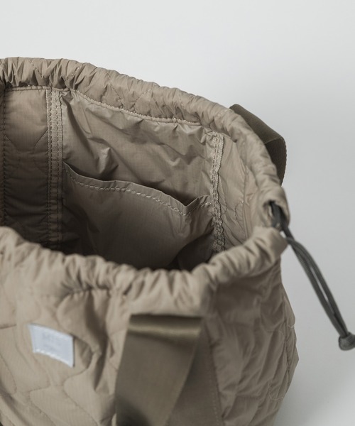 MIS（エムアイエス）の「MILITARY QUILTED MINI TOTE（トートバッグ・メンズ・ベージュ/グリーン/ブラック/ピンク/ブルー・ONESIZE）」の11枚目の写真