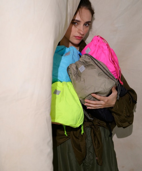 MIS（エムアイエス）の「MILITARY QUILTED MINI TOTE（トートバッグ・メンズ・ベージュ/グリーン/ブラック/ピンク/ブルー・ONESIZE）」の6枚目の写真