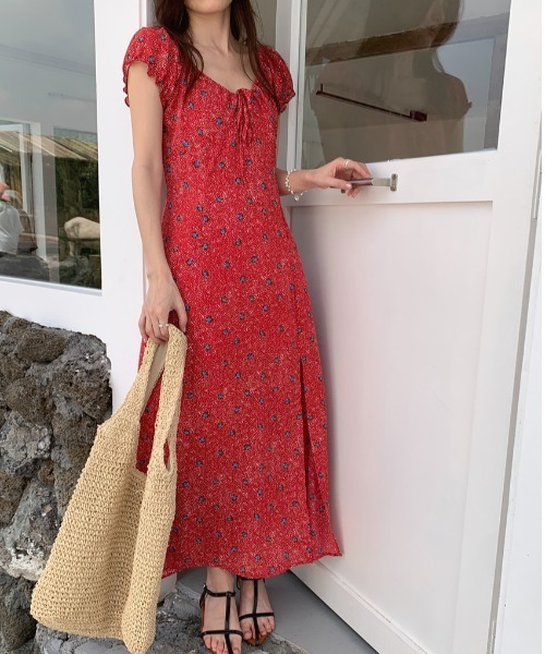 LUCPY(ラクピー)の「小花柄シャーリングロングワンピース(ワンピース・レディース・ブラック/ピンク/レッド・FREE)」の3枚目の写真