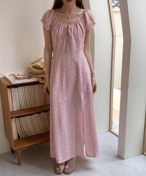 LUCPY(ラクピー)の「小花柄シャーリングロングワンピース(ワンピース・レディース・ブラック/ピンク/レッド・FREE)」の2枚目の写真