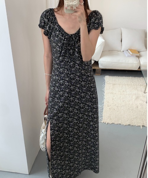 LUCPY(ラクピー)の「小花柄シャーリングロングワンピース(ワンピース・レディース・ブラック/ピンク/レッド・FREE)」の1枚目の写真