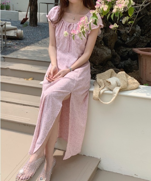 LUCPY(ラクピー)の「小花柄シャーリングロングワンピース(ワンピース・レディース・ブラック/ピンク/レッド・FREE)」の4枚目の写真