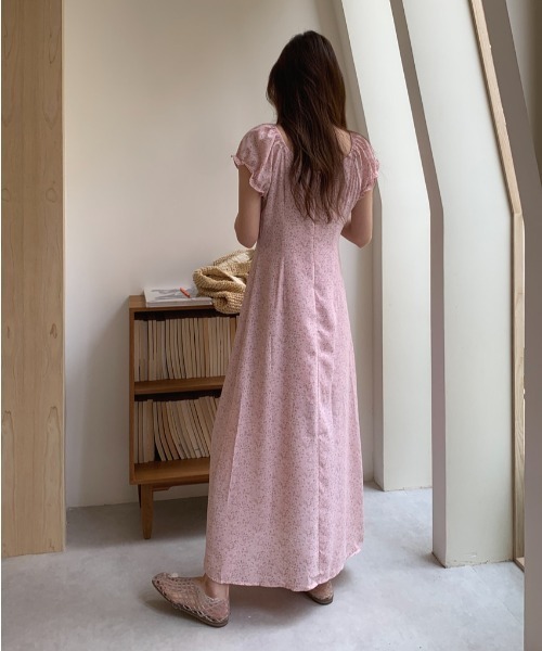 LUCPY(ラクピー)の「小花柄シャーリングロングワンピース(ワンピース・レディース・ブラック/ピンク/レッド・FREE)」の5枚目の写真