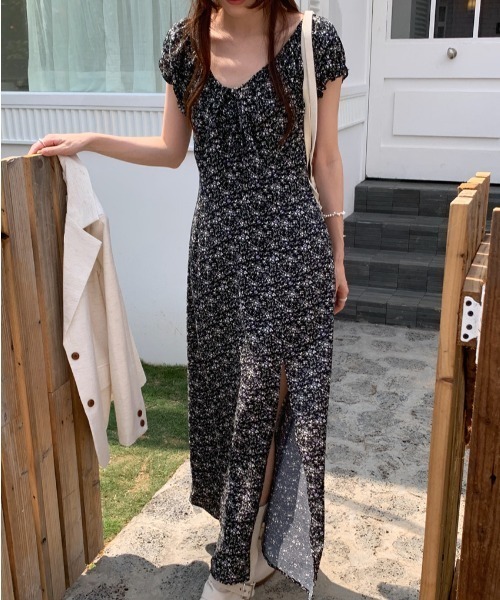 LUCPY(ラクピー)の「小花柄シャーリングロングワンピース(ワンピース・レディース・ブラック/ピンク/レッド・FREE)」の8枚目の写真