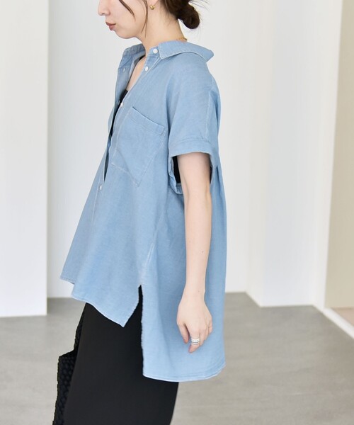 quaranciel(カランシエル)の「quaranciel:〈手洗い可能〉シアー デニム フレンチスリーブ レギュラー シャツ(シャツ/ブラウス・レディース・ブルー/ライトブルー/ブラック・ONE SIZE)」の2枚目の写真