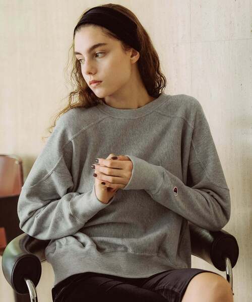 Champion(チャンピオン)の「Champion/チャンピオン SLOBE別注 ラグランスウェット(スウェット・レディース・ブラック/ライトグレー/ブラウン/アイボリー・FREE)」の1枚目の写真