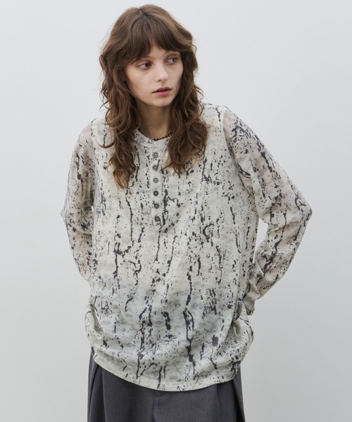 AIVER(アイバー)の「AIVER フロッキーシアーヘンリーネックプルオーバー(Tシャツ/カットソー・メンズ・ホワイト系その他/ブラック系その他・SMALL/MEDIUM/LARGE)」の2枚目の写真