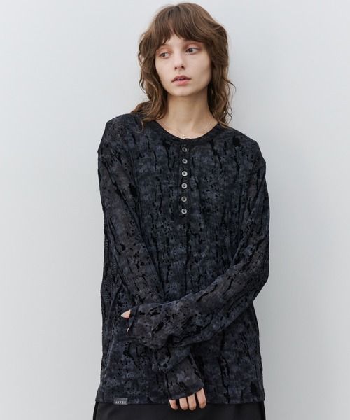 AIVER(アイバー)の「AIVER フロッキーシアーヘンリーネックプルオーバー(Tシャツ/カットソー・メンズ・ホワイト系その他/ブラック系その他・SMALL/MEDIUM/LARGE)」の1枚目の写真