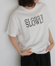 HER CLOSET（ハークローゼット）の「【HER CLOSET】SLOWLY ロゴTシャツ　SLOWLY LOGO T-SHIRT（Tシャツ/カットソー）」