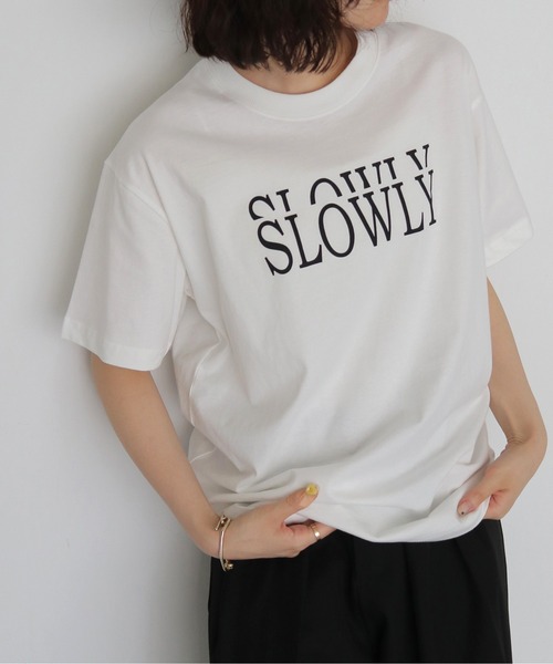 HER CLOSET(ハークローゼット)の「【HER CLOSET】SLOWLY ロゴTシャツ SLOWLY LOGO T-SHIRT(Tシャツ/カットソー・レディース・ブラック/オフホワイト・S/L/M)」の2枚目の写真