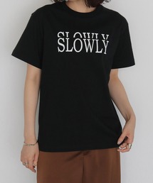 HER CLOSET（ハークローゼット）の「【HER CLOSET】SLOWLY ロゴTシャツ　SLOWLY LOGO T-SHIRT（Tシャツ/カットソー）」
