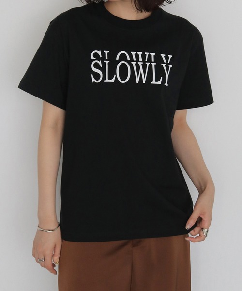 HER CLOSET(ハークローゼット)の「【HER CLOSET】SLOWLY ロゴTシャツ SLOWLY LOGO T-SHIRT(Tシャツ/カットソー・レディース・ブラック/オフホワイト・S/L/M)」の1枚目の写真