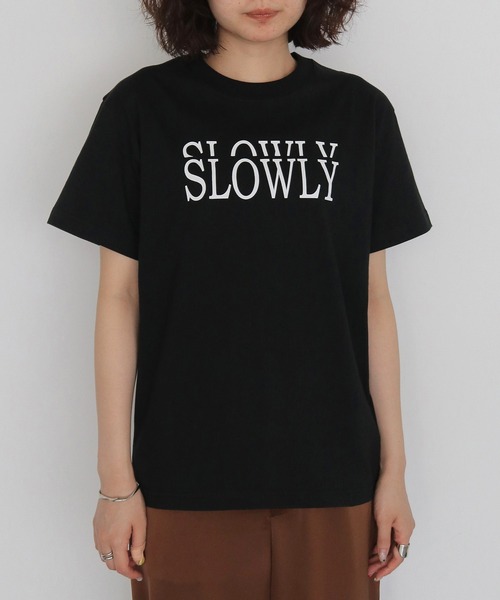 HER CLOSET(ハークローゼット)の「【HER CLOSET】SLOWLY ロゴTシャツ SLOWLY LOGO T-SHIRT(Tシャツ/カットソー・レディース・ブラック/オフホワイト・S/L/M)」の6枚目の写真