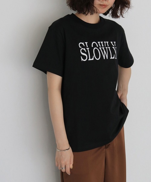 HER CLOSET(ハークローゼット)の「【HER CLOSET】SLOWLY ロゴTシャツ SLOWLY LOGO T-SHIRT(Tシャツ/カットソー・レディース・ブラック/オフホワイト・S/L/M)」の4枚目の写真
