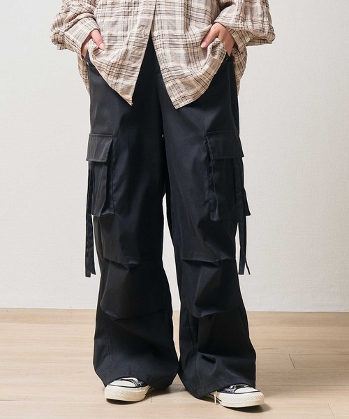 .WORKS(ドットワークス)の「合繊ツイル フラップ*紐垂れ カーゴパンツ(カーゴパンツ・レディース・ブラック/ブラウン/ピンク/カーキ・M)」の1枚目の写真