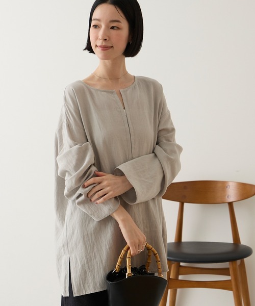 Aunely(オーネリー)の「【Aunely】しわレス ヘンリーホックネックブラウス<YOSOOIシリーズ>(シャツ/ブラウス・レディース・ピンク/ブラウン/ライトグレー/オフホワイト/ネイビー/ブラック・L/M)」の3枚目の写真