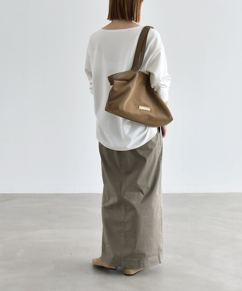 quaranciel(カランシエル)の「quaranciel:〈洗濯機可能〉カットジョーゼット ラウンドヘム ルーズ プルオーバー(Tシャツ/カットソー・レディース・チャコールグレー/ブラック/ネイビー/オフホワイト・ONE SIZE)」の6枚目の写真