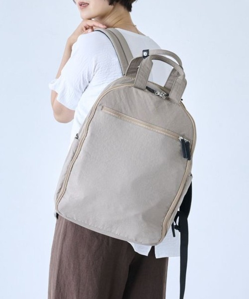 Belle Maison(ベルメゾン)の「旅先での整理整頓もラク!荷造り上手な「マチ拡張」ボストンリュック(バックパック/リュック・レディース・グレイッシュベージュ/ネイビー・-)」の2枚目の写真