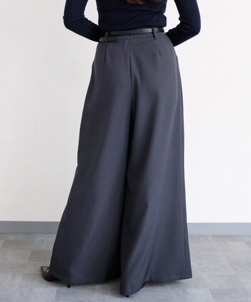 murea(ミュレア)の「センターインタックワイドパンツ(その他パンツ・レディース・アイボリー/グレー/ネイビー/ブラック・S/M)」の7枚目の写真