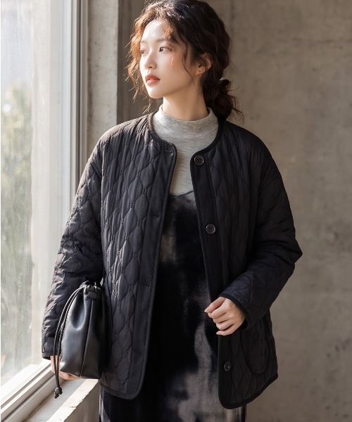Sew loop(ソーループ)の「両面キルティング・ラウンドネック長袖中綿ジャケット(ノーカラージャケット・レディース・ブラック/グレー・FREE)」の2枚目の写真