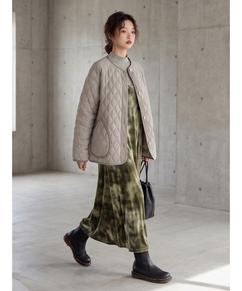 Sew loop(ソーループ)の「両面キルティング・ラウンドネック長袖中綿ジャケット(ノーカラージャケット・レディース・ブラック/グレー・FREE)」の4枚目の写真