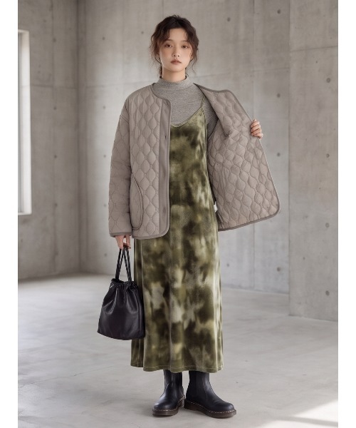 Sew loop(ソーループ)の「両面キルティング・ラウンドネック長袖中綿ジャケット(ノーカラージャケット・レディース・ブラック/グレー・FREE)」の8枚目の写真