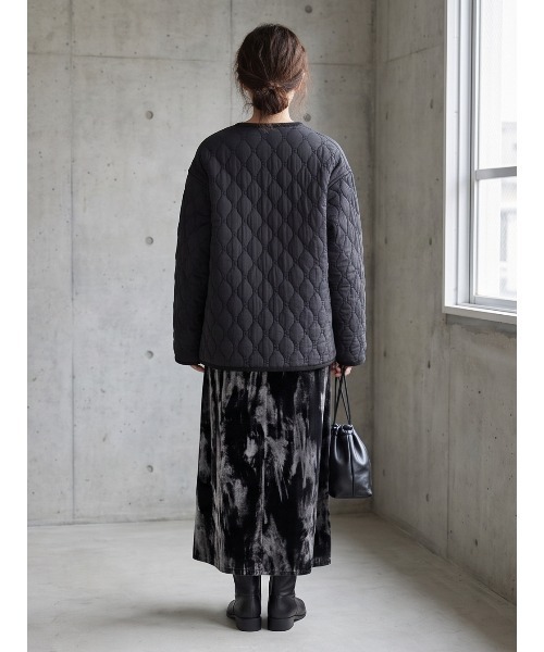 Sew loop(ソーループ)の「両面キルティング・ラウンドネック長袖中綿ジャケット(ノーカラージャケット・レディース・ブラック/グレー・FREE)」の22枚目の写真