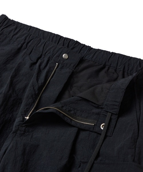 NEW ERA（ニューエラ）の「ニューエラ NEW ERA NYLON CURVED CARGO PANTS BLK（カーゴパンツ・メンズ・ブラック・LL/M）」の4枚目の写真