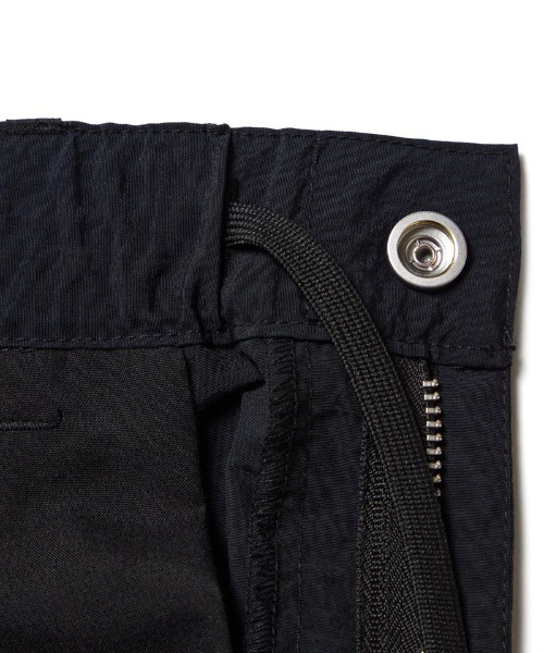 NEW ERA（ニューエラ）の「ニューエラ NEW ERA NYLON CURVED CARGO PANTS BLK（カーゴパンツ・メンズ・ブラック・LL/M）」の5枚目の写真